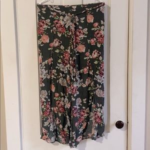 Cropped loose fitting pants